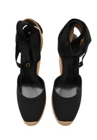 Schwarze Espadrille-Wedges aus Stoff mit einer natürlichen Jutsohle. Merkmale sind das Kreuzriemen-Design und das glatte, leicht glänzende Innenfutter.