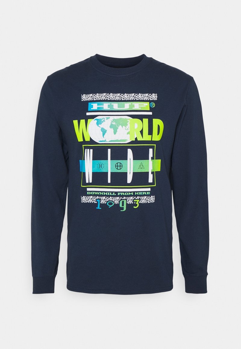 Mörkblå långärmad skjorta med ljus grafisk text "HUF World Wide" och en jordglobillustration, accentuerad med "Downhill from here 1993."