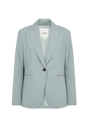 Jasnoniebieska marynarka wykonana z gładkiego materiału, z klapami w szpic, zapięciem na jeden guzik oraz dwoma przednimi kieszeniami z subtelnym przeszyciem.