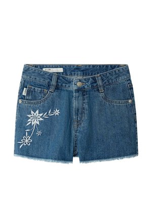 Pantalones cortos de mezclilla azul con dobladillo deshilachado y bordado floral blanco en el lado izquierdo, con botón delantero y bolsillos.