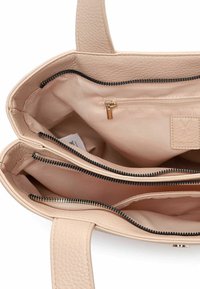 Hellrosa Tragetasche mit strukturierter Lederaußenfläche. Verfügt über drei Fächer und Reißverschlüsse, mit einem glatten Stofffutter und einer kleinen Reißverschlusstasche.