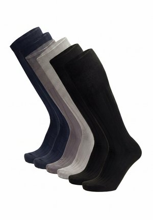 Fünf Paare gerippte knielange Socken in Schwarz, Marineblau, Dunkelgrau, Hellgrau und Schwarz, nebeneinander angeordnet.