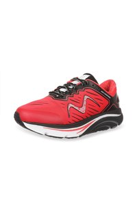 Chaussure de sport rouge avec des accents noirs ; tige en maille, intérieur rembourré et semelle blanche épaisse avec un design ondulé et un système de laçage proéminent.