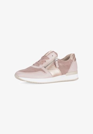 Roze en metallic roségouden sneaker met veters aan de voorkant, ritssluiting aan de zijkant en witte geribbelde zool, weergegeven in een rechterzijaanzicht.