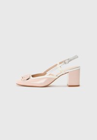 Slingback con tacco in vernice rosa patent, con punta quadrata, dettagli argentati e una distintiva fibbia. Tacco a blocco per una maggiore stabilità.