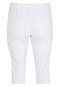 Pantalones de algodón blancos, hasta la rodilla, con una textura suave, dos bolsillos traseros y una cinturilla, que presentan un diseño clásico de cinco bolsillos.
