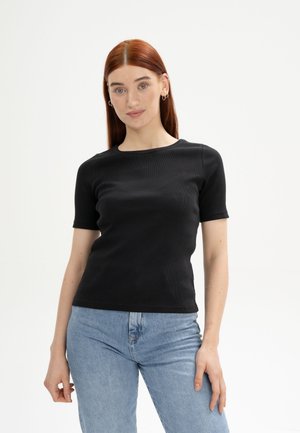 Zwarte kortebloezende t-shirt met een ribbeltextuur en een ronde halslijn, gecombineerd met lichtblauwe jeans. Simpel, aansluitend ontwerp.