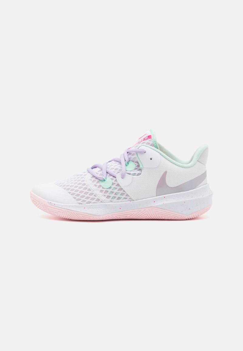 Lettviktssportssko i vitt, lavendel och mintgrönt. Har en meshdesign, vadderad krage och en texturerad rosa sula med prickar.