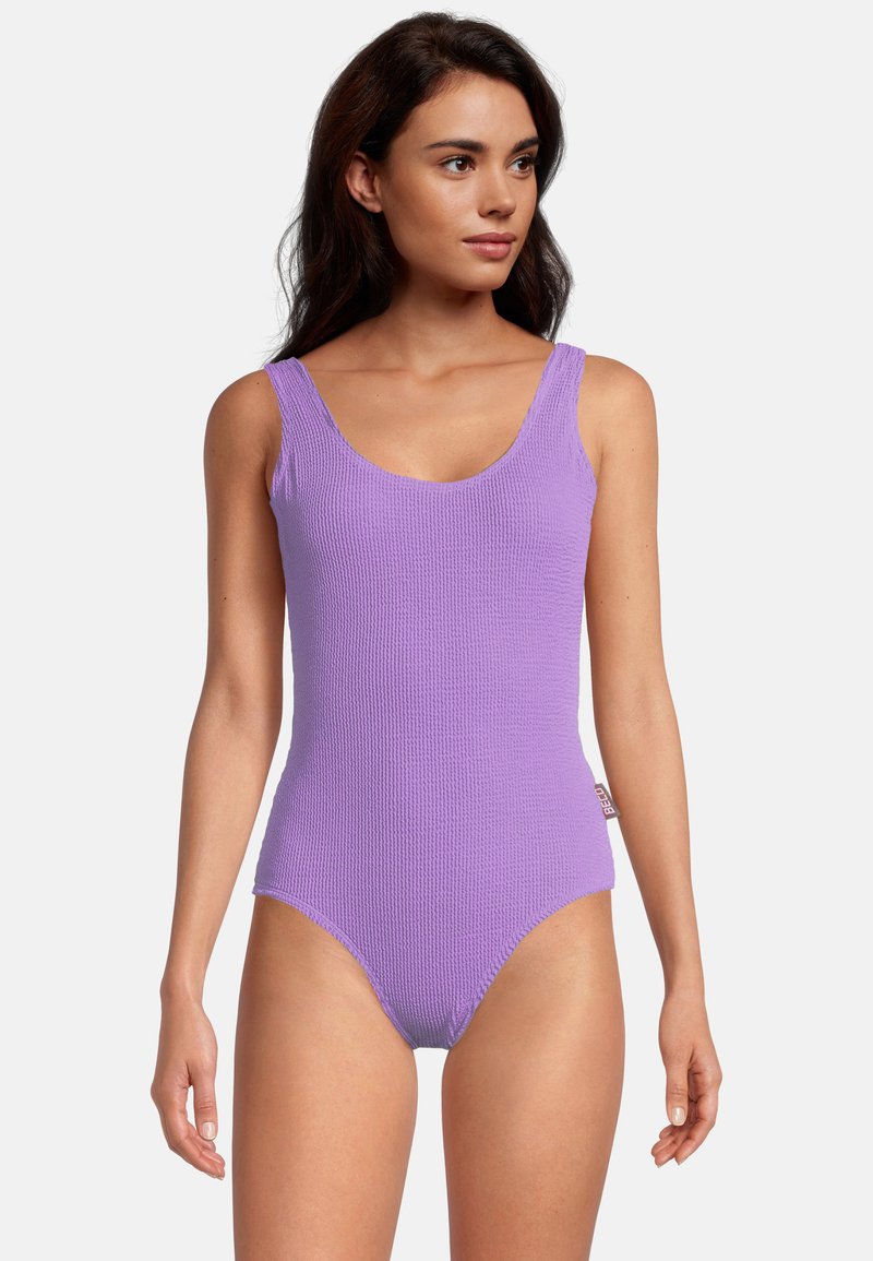 Maillot de bain une pièce violet à côtes avec bretelles larges et encolure dégagée, présentant un tissu texturé et une petite étiquette de marque sur le côté.