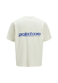 Cremefarvet bomulds T-shirt med en afslappet pasform. Har en stor blå grafisk tekst på bagsiden, der siger "project core CREATIVE DEPT."
