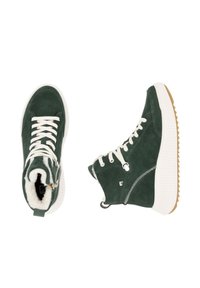 Baskets montantes en daim vert avec des lacets blancs et une semelle en caoutchouc texturée. Présente une fermeture éclair sur le côté et une doublure en fausse fourrure pour plus de chaleur.