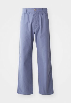 Pantalones de pierna ancha en azul claro, confeccionados en una mezcla de algodón, con cierre frontal de botón y dos bolsillos laterales. Textura suave.