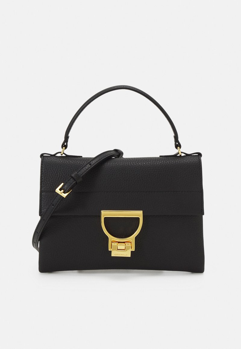 Sac à main en cuir noir avec une poignée supérieure, une bandoulière ajustable et une fermeture à boucle rectangulaire dorée sur le rabat avant.