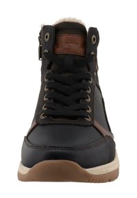 Černá kožená vysoká obuv s hnědými akcenty, se zaoblenými tkaničkami, texturovaným povrchem a gumovou podrážkou. Detaily se zipem na boku.