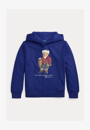 Sudadera con capucha azul marino que presenta un gráfico de un oso con una camisa a cuadros rojos y equipo de invierno, con puños y dobladillo acanalados, y un bolsillo canguro frontal.