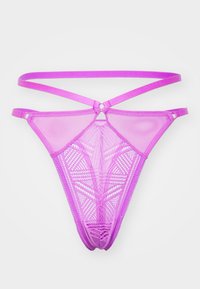 Tanga en dentelle violette avec un motif géométrique, en matériau transparent, et des bretelles croisées avec un accent circulaire à l'arrière.