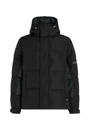Schwarze gepolsterte Jacke mit gesteppter Textur, hohem Kragen, verstellbarer Kapuze und Seitentaschen. Das Innere weist ein geometrisches Muster auf.