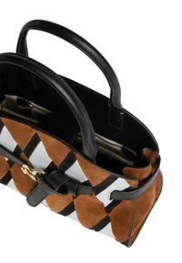 Borsa a tracolla in camoscio con motivo a diamante marrone e bianco, dotata di manici e dettagli in pelle nera, con scomparto interno con chiusura a zip.