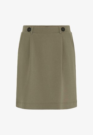 Oliņu zaļš svārki, izgatavoti no gludas auduma, ar diviem priekšējiem krokām un divām melnām pogām jostas vietā. Vienkāršs, līdz ceļiem garš izskats.