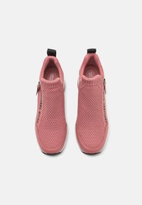 Ghete slip-on tricotate roz, cu un exterior texturat, talpă de cauciuc netedă contrastantă și fermoar lateral cu detaliu logo. Tab de călcâi negru.