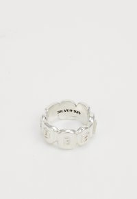 Hõbe 925 sõrmus ruudukujuliste linkidega, millest igaühel on erinevad tähed, paigutatud ühtsesse bändi.