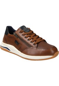 Sneaker en cuir marron avec des détails perforés, un col rembourré, une semelle bicolore et des accents en zip. Les lacets correspondent à la couleur de la chaussure pour un look cohérent.
