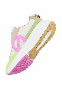 Sneaker mit einem Obermaterial aus Netzstoff in Creme, Grün und Beige. Merkmale ein auffälliges pinkes Logo, eine weiße Zwischensohle und eine strukturierte, mehrfarbige Außensohle.