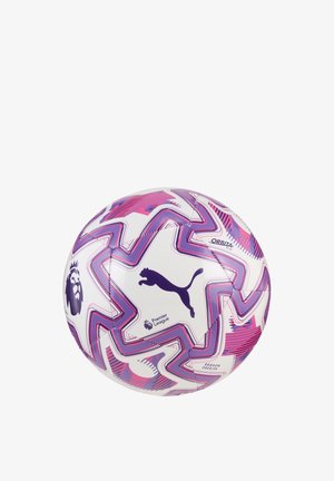 Puma nogometna lopta s bijelim dizajnom i ljubičastim cik-cak uzorcima, logotipom Premier lige i teksturiranom površinom za poboljšano prianjanje.
