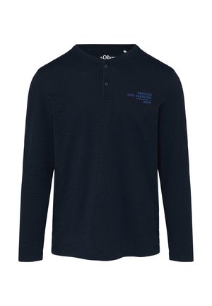 T-shirt henley à manches longues bleu marine, fabriqué en tissu doux, avec un col boutonné et un texte imprimé bleu sur le côté gauche.