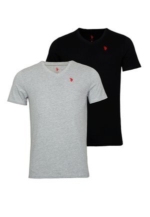 To korteærmede T-shirts med V-hals; en grå og en sort. Begge har et lille rødt logo på brystet. Stoffet ser glat og blødt ud.