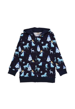 Marinefarbene Zip-Hoodie mit verspielten Mustern von Burgen, Einhörnern und Figuren in Hellblau und Weiß vor einem dunklen Hintergrund.