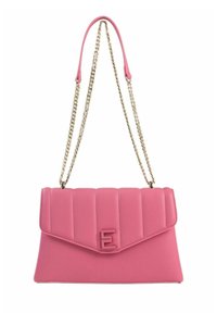 Borsa a tracolla in pelle rosa con un design trapuntato, chiusura a patta, logo "E" impresso e tracolla in catena dorata. Texture liscia e forma angolare.