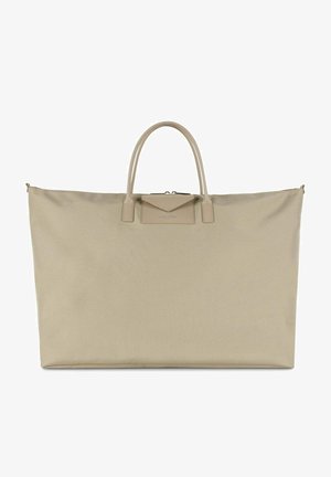 Sac fourre-tout beige en tissu lisse, avec deux poignées robustes et une fermeture éclair. Dispose d'une poche avant avec rabat et d'un discret logo en relief.