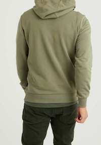 Felpa con cappuccio color verde oliva, dotata di orlo e polsini a costine. Il materiale appare morbido e strutturato, con una vestibilità rilassata.