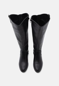 Botas de cuero negras hasta la rodilla con un acabado suave, que presentan una puntera redondeada, cremalleras en los laterales y un diseño elegante y minimalista.