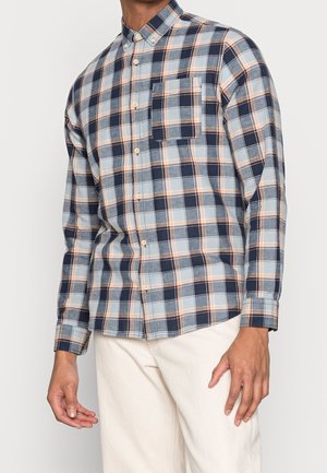 Geruite button-up shirt in blauw, marineblauw en perzikkleurige tinten, met een enkele borstzak, lange mouwen en een klassieke kraag.