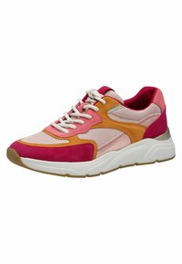 Tenis de sport cu un superior din plasă și piele de căprior în nuanțe de roz, portocaliu și fucsia, cu un design texturat și talpă din cauciuc alb. Închidere cu șireturi.