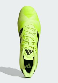 Chaussure de football jaune vif avec une texture matelassée, des rayures noires et un design à lacets. Comprend un col rembourré et des accents de marque.