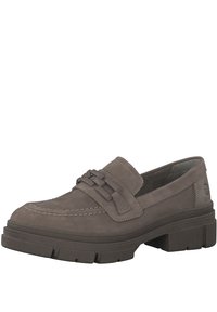 Mocasín de ante marrón con una correa trenzada, costuras en contraste y una suela de goma gruesa con profundas protuberancias para mayor tracción.