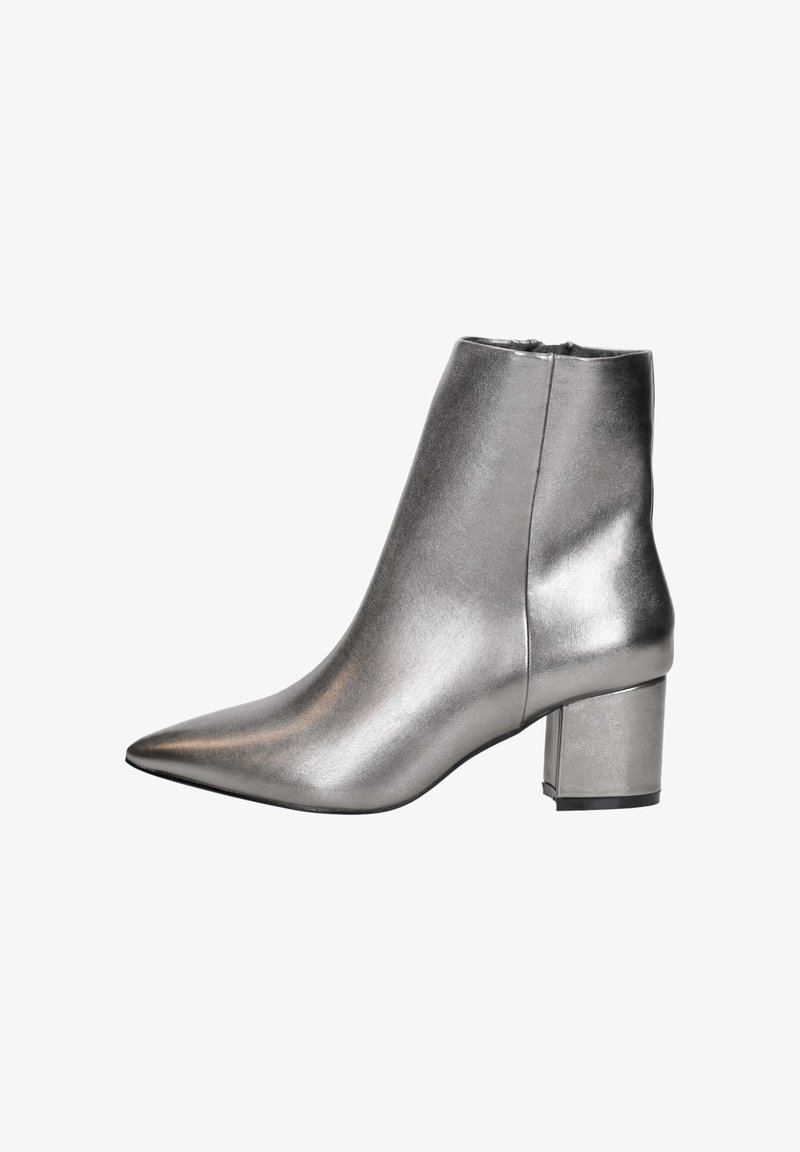 Metalen zilveren enkelboot met een spitse neus en een blokhak. Knisperige textuur met een minimalistisch ontwerp en een zijrits voor sluiting.