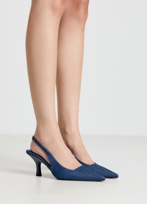 Escarpins à bride arrière en denim avec un bout pointu et des découpes latérales courbes. Talon aiguille bas de couleur noire contrastante. Couleur principale bleu foncé.