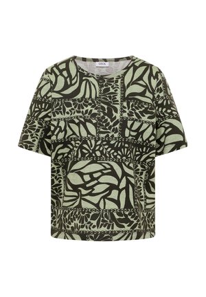 T-shirt à manches courtes avec col rond présentant des motifs abstraits de feuilles vert foncé et de chaînes sur un fond vert clair.