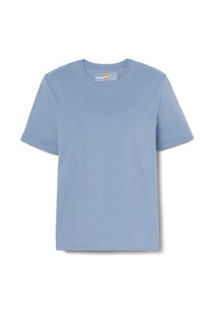Camiseta de algodón azul claro con mangas cortas, cuello redondo y un pequeño logo de árbol bordado en el pecho. Textura suave, ajuste casual.