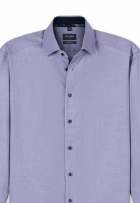 Langärmliges, modern geschnittenes Hemd für Herren in Helllila mit dunklen Knöpfen und einem Kentkragen, flach ausgelegt.