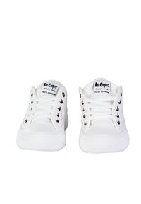 Białe płócienne sneakersy z czarnymi oczkami, okrągłym noskiem i teksturowaną gumową podeszwą. Logo widoczne na języku. Zapięcie na sznurówki.