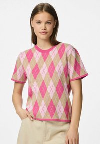 Svetr s krátkým rukávem z pleteniny s diamantovým vzorem v růžové, světle růžové a béžové barvě, s žebrovaným výstřihem a manžetami. Hladká textura.