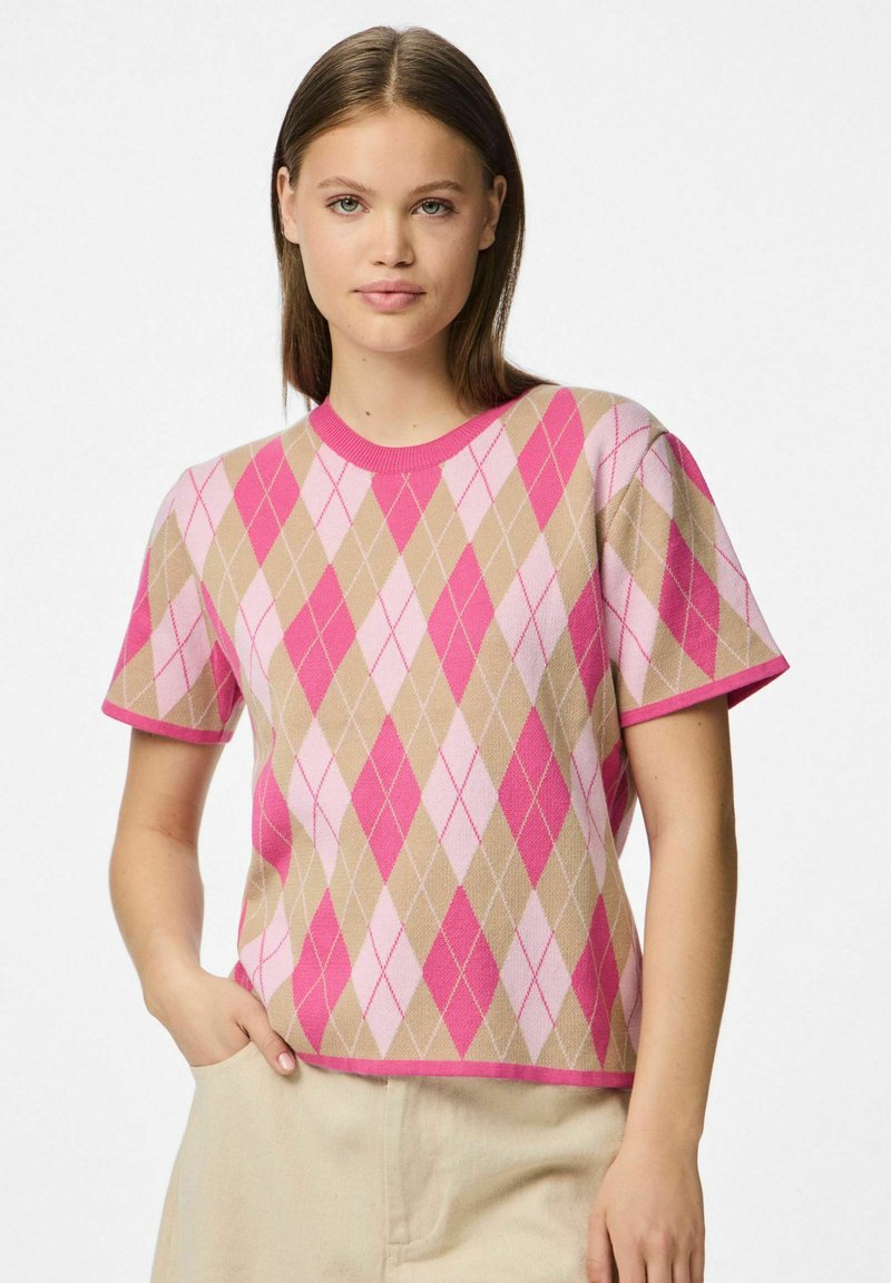 Svetr s krátkým rukávem z pleteniny s diamantovým vzorem v růžové, světle růžové a béžové barvě, s žebrovaným výstřihem a manžetami. Hladká textura.