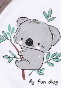 Grijze koala-illustratie die zich vasthoudt aan een bruine tak met groene bladeren, afgedrukt op een witte achtergrond; tekst luidt "Mijn leuke dag."