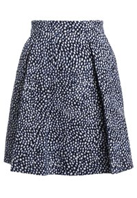 Gonna a righe blu navy e bianca con design svasato, caratterizzata da una vita arricciata e pieghe per un maggiore volume e movimento.