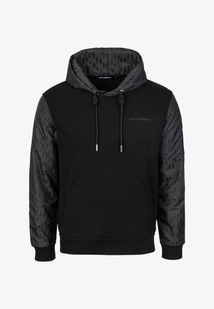 Sort hættetrøje med mønstrede ærmer og hætte, kængurulomme foran, snoretræk og subtil "Karl Lagerfeld"-logo på brystet.